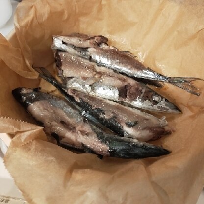 フライパンで秋刀魚を焼く方法を教えてくださって、ありがとうございます！家に魚焼きグリルがないので、大変助かりました！
秋の秋刀魚を美味しくいただけました。